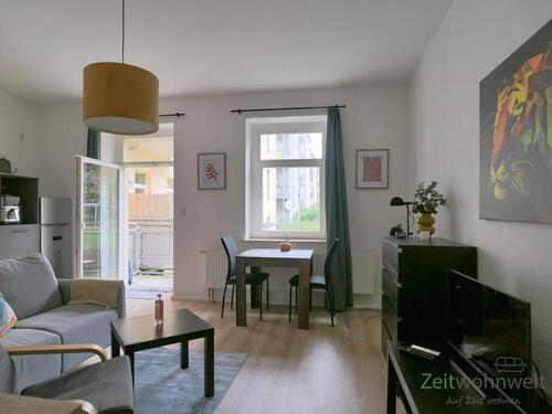 Blick zu Balkon un d Esstisch - 1 Zimmer Etagenwohnung in Chemnitz