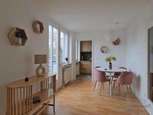 Esstisch vor dem Balkon - 