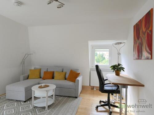 Sofa und Schreibtisch - (EF1404_M) Dresden: Langebrück, Erstbezug in neu renovierte und neu möblierte Wohnung mit Dachbalkon