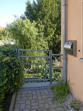 Grundstückseingang und Briefkasten - 