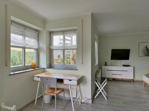 Schreibtisch und TV - 