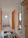 Wohnungsflur mit Garderobe - 