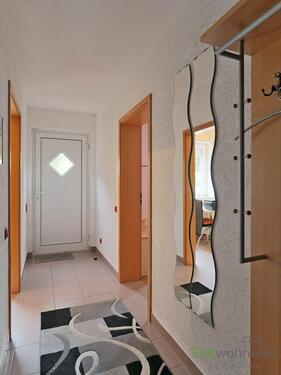 Wohnungsflur mit Garderobe - 