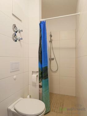 bodentiefe Dusche und WC - 