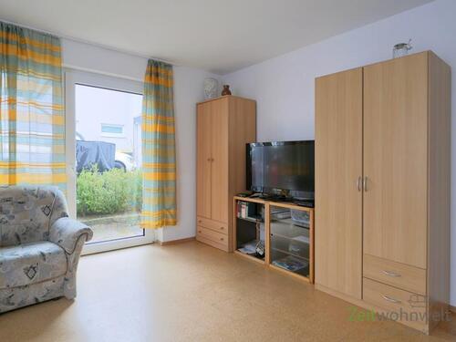 Blick zu TV und Terrassenausgang - 1 Zimmer Etagenwohnung zur Miete in Göttingen