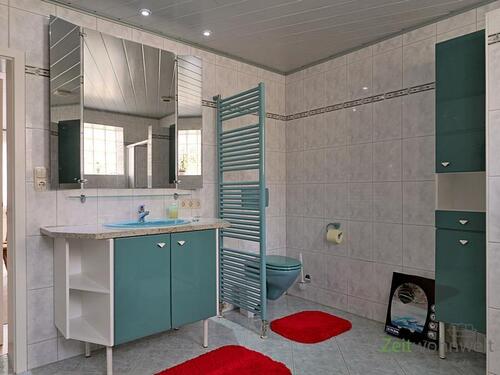 Waschtisch und WC - 