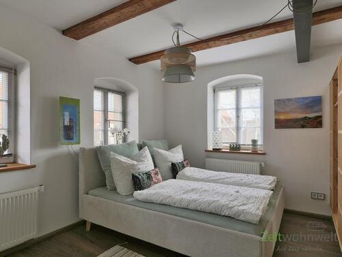 Doppelbett hinter dem Raumteiler - 