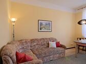 Couch im Wohnzimmer - 2 Zimmer Etagenwohnung zur Miete in Arnstadt