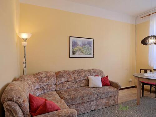 Couch im Wohnzimmer - 2 Zimmer Etagenwohnung zur Miete in Arnstadt