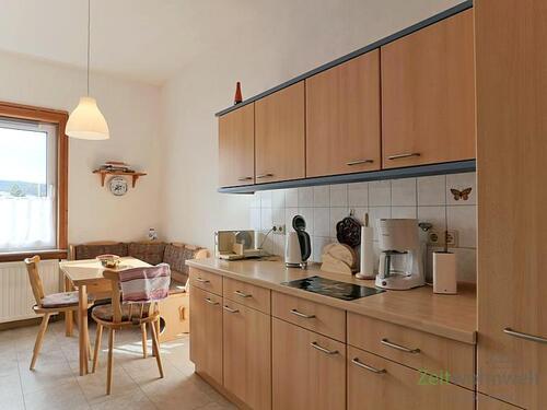 Esstisch und Einbauküche - 