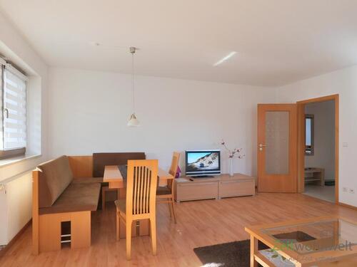 Blick ins Wohnzimmer - 2 Zimmer Etagenwohnung in Chemnitz