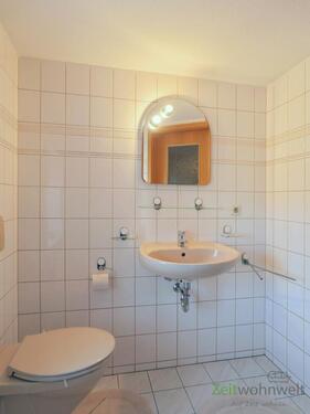 Blick ins Bad - Etagenwohnung mit 28,00 m&sup2; in Dresden zur Miete