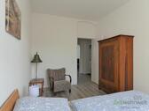 Sessel und Kleiderschrank - 