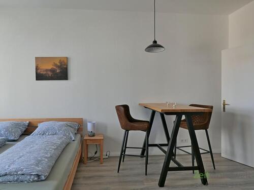 Tisch mit hohen Stühlen - 