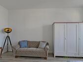 Sofa und Kleiderschrank - 