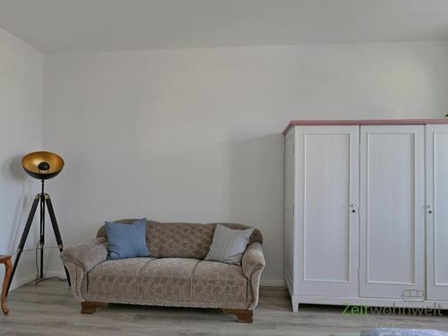Sofa und Kleiderschrank - 