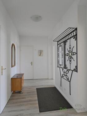 Wohnungsflur mit Garderobe - 