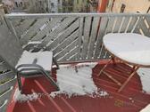 verschneiter Balkon zum Innenhof - 