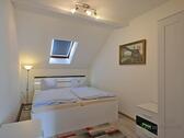 Schlafzimmer mit Kleiderschrank - 2 Zimmer Etagenwohnung in Jena