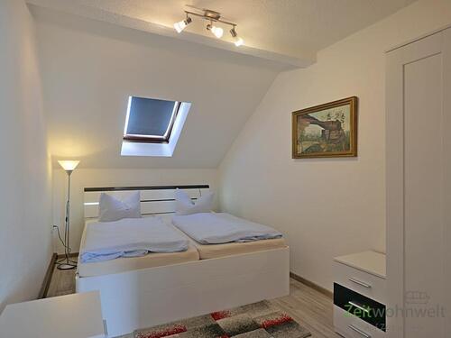 Schlafzimmer mit Kleiderschrank - 2 Zimmer Etagenwohnung in Jena