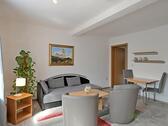 Sofa, Sessel und Esstisch - 2 Zimmer Etagenwohnung zur Miete in Jena