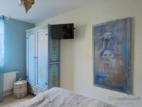 bemalter Kleiderschrank und TV - 