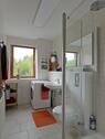 modernes Bad mit Dusche - 