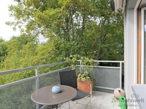 Blick auf den Balkon - (EF0945_M) Weimar: Südstadt, sehr schönes Apartment mit Parkett, zwei Balkons und Service in ruhiger, grüner Wohnlage