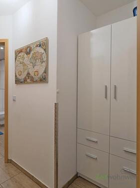 kleiner Flur mit Garderobenschrank - 