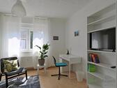 Blick zu Schreibtisch und TV - (EF1035_M) Kassel-Stadt: Fasanenhof, neu möbl. 2er-WG-Zimmer, WLAN, Grundreinigung inkl., Garten