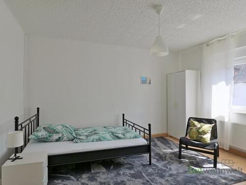 breites Bett und Kleiderschrank - 1 Zimmer Etagenwohnung zur Miete in Kassel