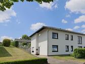 Außenansicht und PKW-Stellplatz - 