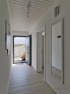 Hauseingang und Wohnungsflur - 