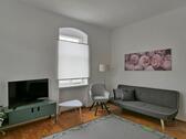 Sofa, Sessel und TV - 2 Zimmer Etagenwohnung zur Miete in Dresden