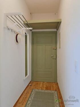 Wohnungsflur mit Garderobe - 