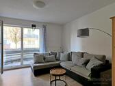 Sofa vor dem Balkon - 3 Zimmer Etagenwohnung zur Miete in Pirna