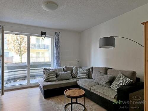 Sofa vor dem Balkon - 3 Zimmer Etagenwohnung zur Miete in Pirna