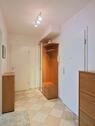 Wohnungsflur mit Garderobe - 