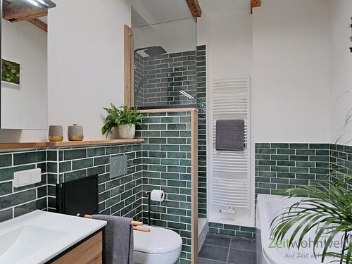 Bad mit Dusche und Wanne - 