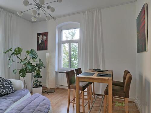 Esstisch im Wohnzimmer - (EF1103_M) Dresden: Löbtau-Süd, hübsche, neu möblierte 2-Zimmer-Wohnung mit WLAN und Waschmaschine