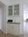 Küchenschrank und Mikrowelle - 
