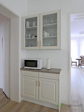 Küchenschrank und Mikrowelle - 
