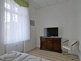 TV in kleinen Schlafzimmer - 