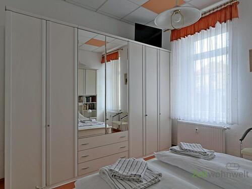 großer Kleiderschrank - 