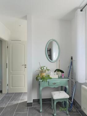 kleiner Frisiertisch im Bad - 