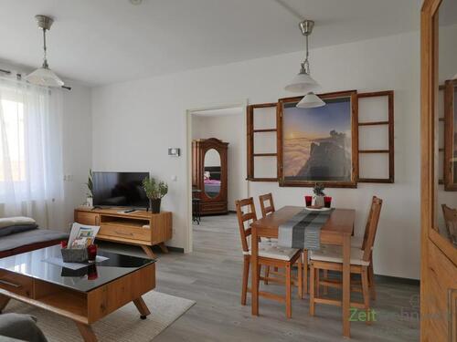 Blick ins Wohnzimmer - (EF1329_M) Dresden: Blasewitz, möblierte Wohnung im separatem Nebengebäude mit Sitzecke im Garten