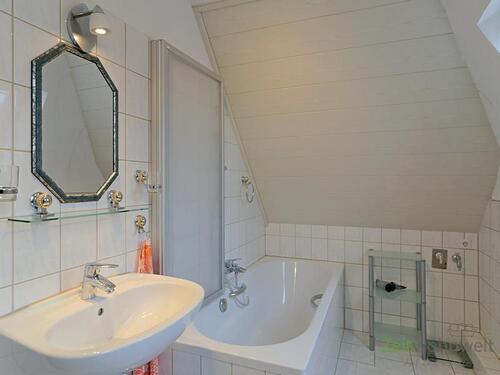 Bad mit Wanne - 