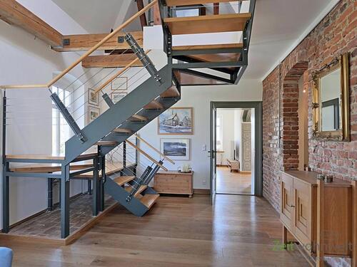 Flurbereich und freistehende Treppe - 