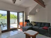 großes Sofa vor dem Dachbalkon - 2 Zimmer Etagenwohnung in Chemnitz