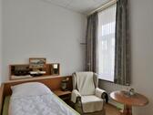 Blick zum Bett - 1 Zimmer Etagenwohnung zur Miete in Meißen